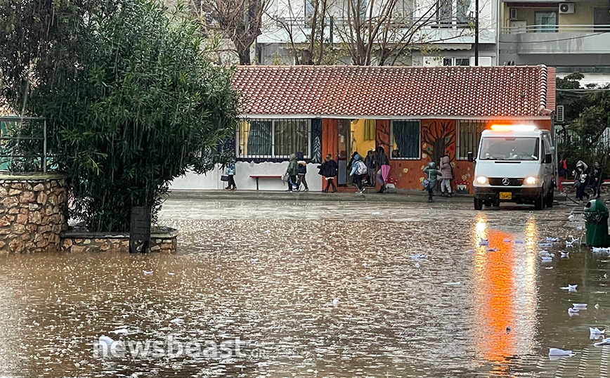 Πλημμύρισε το 3ο Νηπιαγωγείο Καλλιθέας: Πληροφορίες ότι οι δασκάλες έβαλαν τα νήπια όρθια στα θρανία