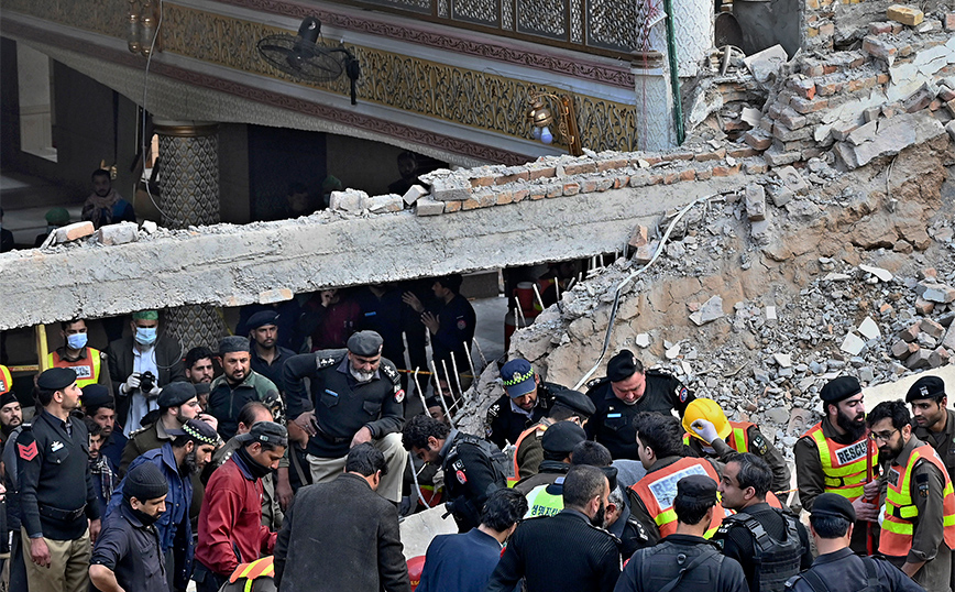 Στους 84 τελικά οι νεκροί από τη φονική επίθεση σε τζαμί στο Πακιστάν: Αναθεωρήθηκε προς τα κάτω ο απολογισμός