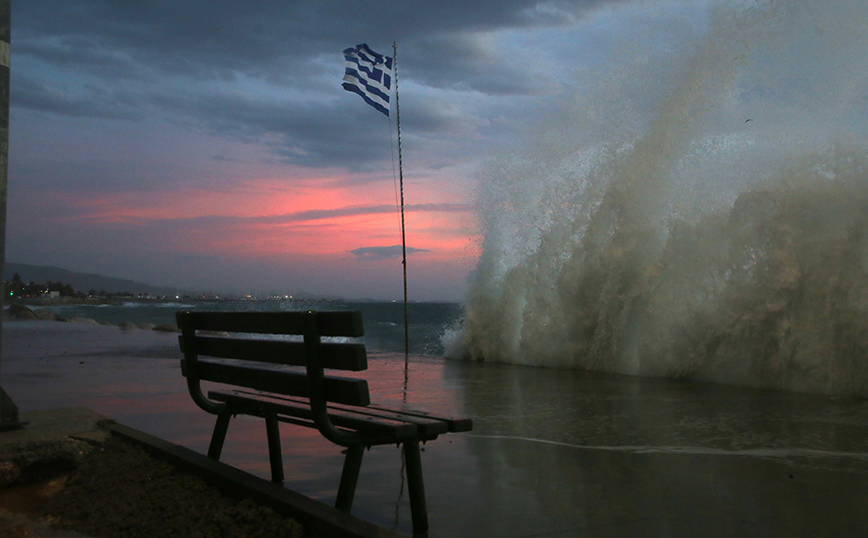 Εντυπωσιακές εικόνες από το Παλαιό Φάληρο &#8211; Τα κύματα σηκώθηκαν ψηλά για να&#8230; αποδράσουν από τους νοτιάδες