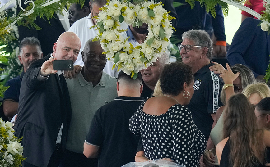 Πελέ: Συνωστισμός για selfie πάνω από το φέρετρό του – Τα γέλια της κόρης του και του Ινφαντίνο προκάλεσαν αντιδράσεις