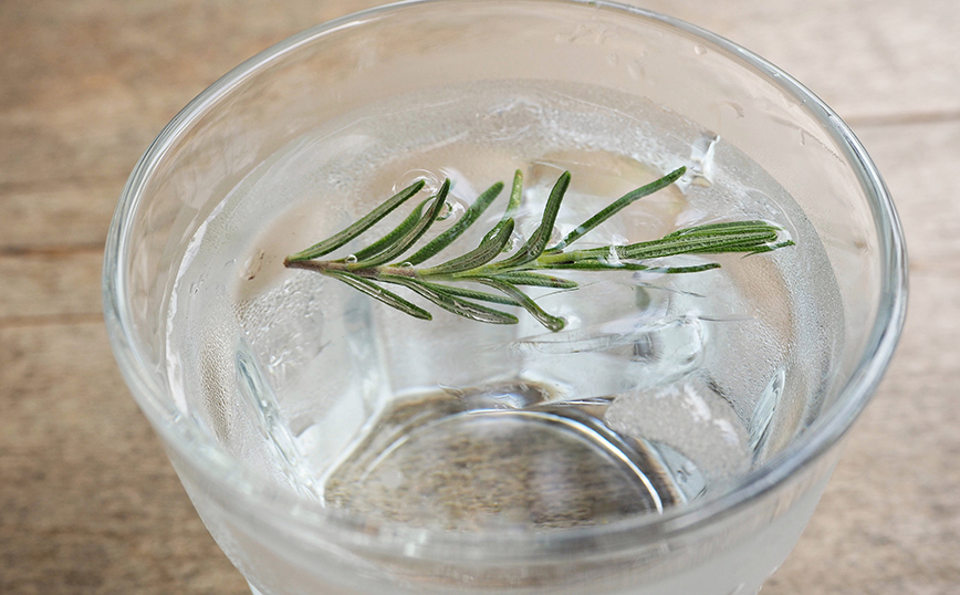 νερό με δενδρολίβανο