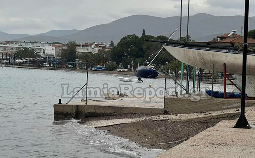 Οι θυελλώδεις άνεμοι έβγαλαν σκάφος στη στεριά στη Φθιώτιδα