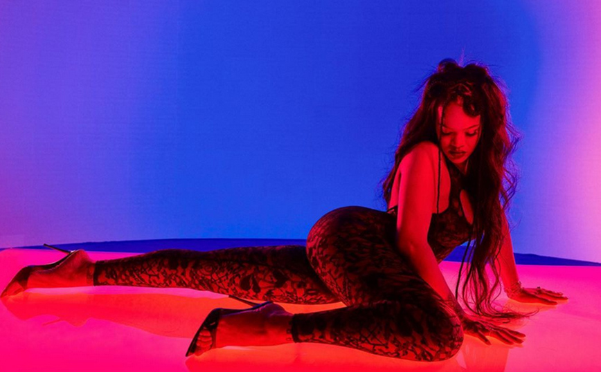 H Rihanna μετρά αντίστροφα για τον Άγιο Βαλεντίνο – Ποζάρει με σέξι διάθεση