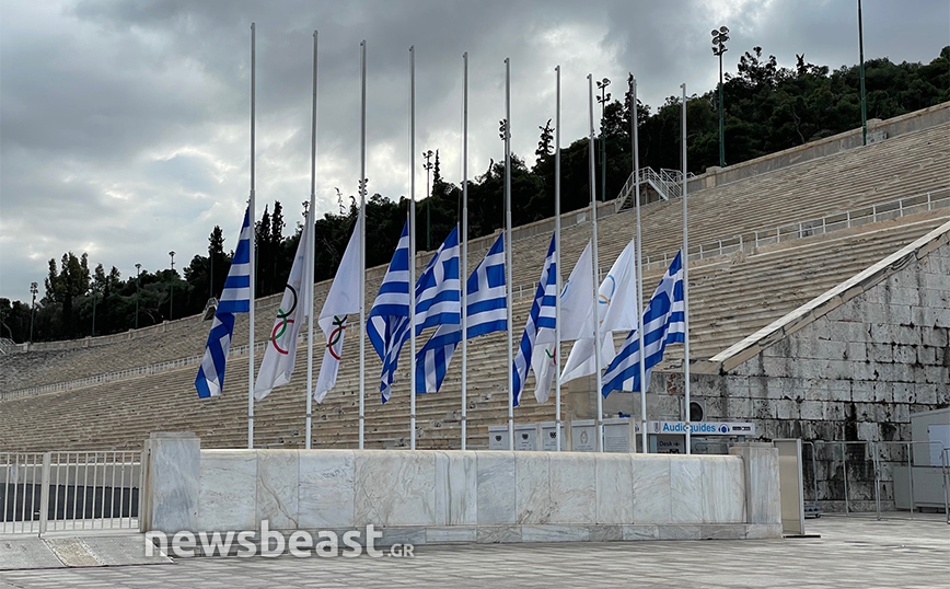 Τέως Βασιλιάς Κωνσταντίνος: Mεσίστιες οι σημαίες στο Καλλιμάρμαρο