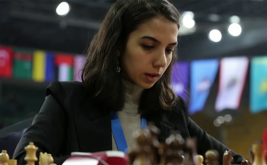 Iρανή σκακίστρια δέχεται απειλές γιατί έπαιξε σε τουρνουά χωρίς τη μαντίλα