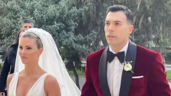 Ο Κώστας Σλούκας ντύθηκε στα κόκκινα και παντρεύτηκε την Μαρία Δαρσινού στην εκκλησία