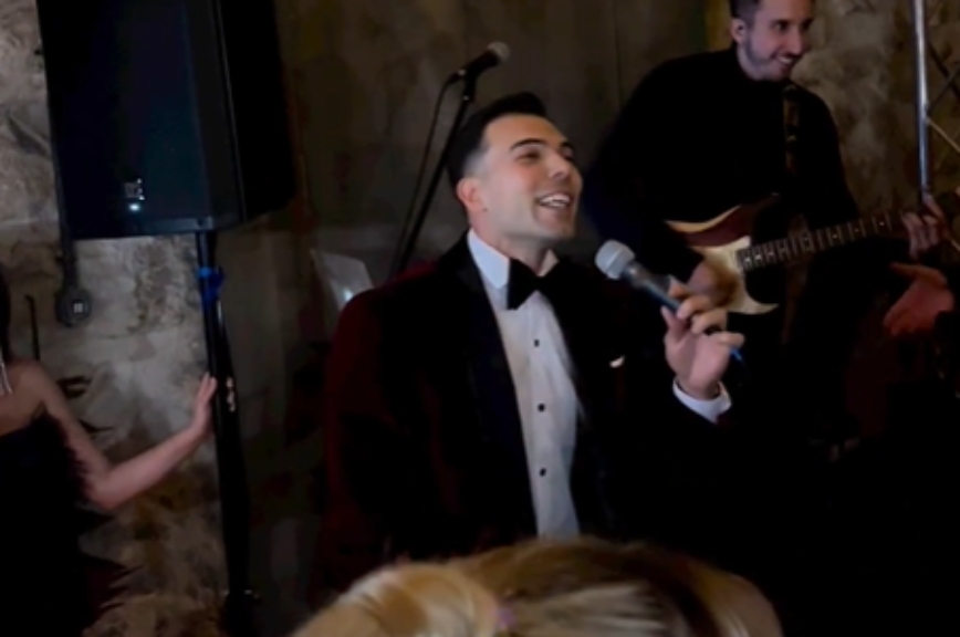 Κώστας Σλούκας: Τραγούδησε το «μήπως είμαι τρελός, μήπως τα έχω χαμένα» στο γλέντι του γάμου του
