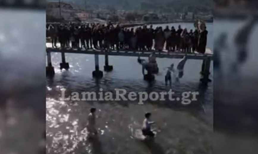 Φθιώτιδα: Σοκάρει το βίντεο του 22χρονου που τραυματίστηκε βουτώντας να πιάσει το Σταυρό – Έπεσε με το κεφάλι