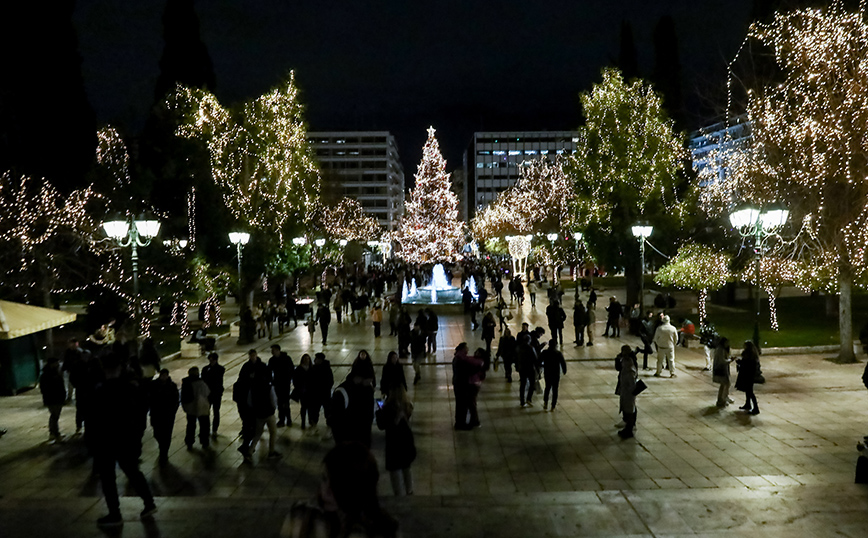 Βόλτα χαράς στη στολισμένη Αθήνα για 120 ηλικιωμένους από τον δήμο Αθηναίων