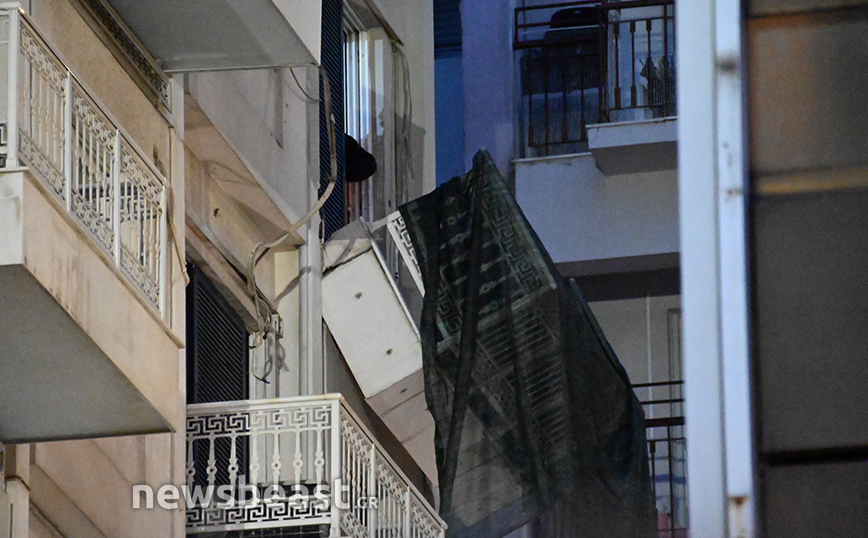 Ξεκίνησαν οι εργασίες για να αφαιρεθεί το… αιωρούμενο μπαλκόνι από το ξενοδοχείο – Δείτε φωτογραφίες