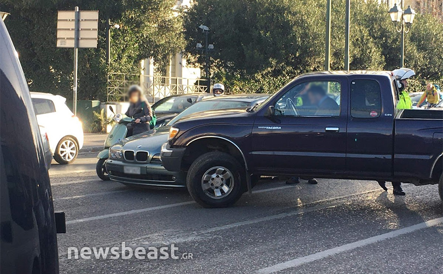 Απίστευτο τροχαίο στη Βασιλίσσης Σοφίας: Ημιφορτηγό «καβάλησε» αυτοκίνητο