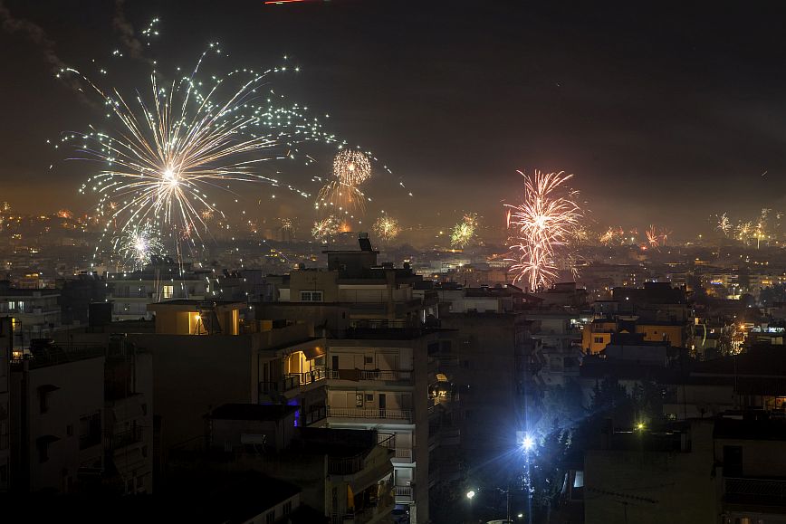 Εντυπωσιακό θέαμα πυροτεχνημάτων στην Θεσσαλονίκη στην έλευση του 2023 &#8211; Δείτε εικόνες και βίντεο