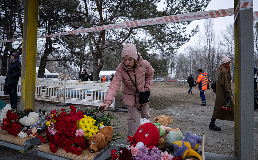 Πόλεμος στην Ουκρανία: Λουλούδια για τα θύματα της Ντνίπρο σε μνημείο προς τιμή ουκρανής ποιήτριας στη Μόσχα