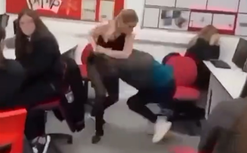 Σοκαριστικό βίντεο: Κοπέλα χτυπάει με μπουνιές και κλωτσιές συμμαθήτριά της μέσα στην τάξη