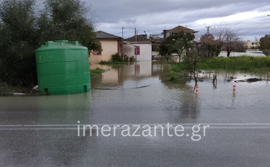 Προβλήματα σε όλη σχεδόν τη Ζάκυνθο από την κακοκαιρία: Σε απέραντα ποτάμια μετατράπηκαν οι δρόμοι