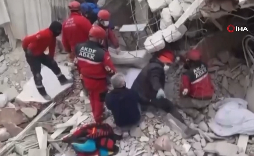 Σεισμός στην Τουρκία: Σοκαριστικό βίντεο με τη στιγμή που συντρίμμια καταπλακώνουν διασώστες