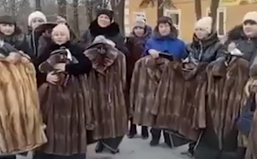 Bild: Η Μόσχα έδωσε γούνες ως αποζημίωση σε Ρωσίδες που έχασαν συζύγους και γιους στην Ουκρανία