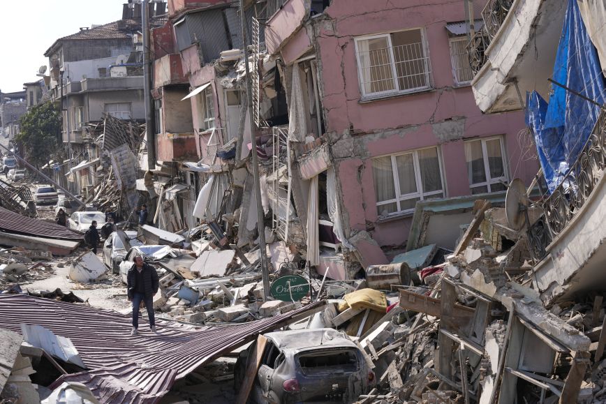 Σεισμός στην Τουρκία: Έρευνα σε βάθος για τα κτίρια που κατέρρευσαν &#8211; Εντάλματα σύλληψης για 113 άτομα