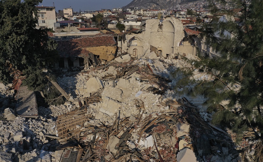 Τουρκία: Αρνείται να εγκαταλείψει τα συντρίμμια που θάφτηκε η οικογένεια του – «Θα περιμένω εδώ όλη μου τη ζωή»