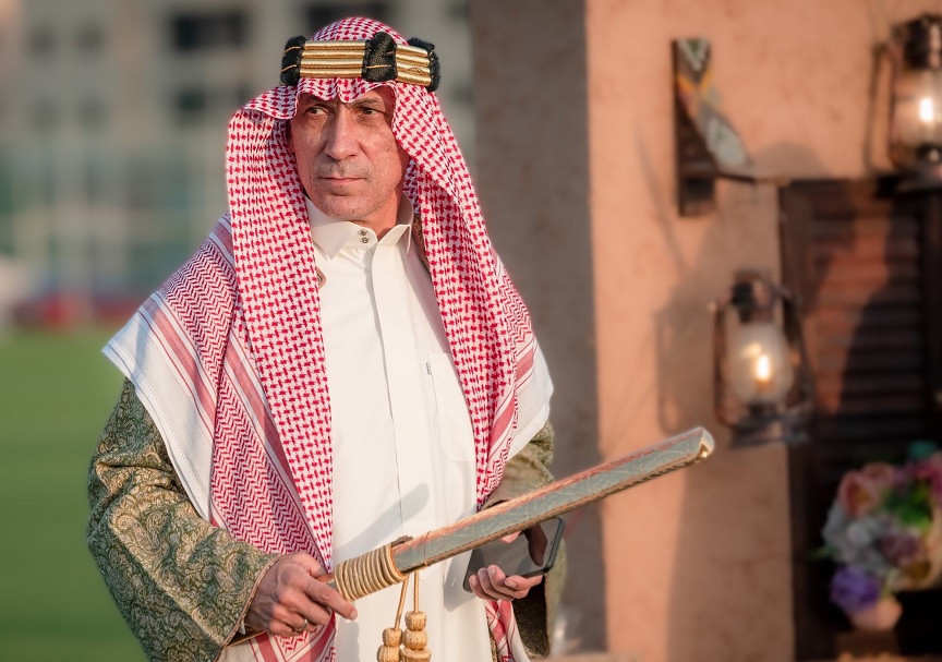 Γιώργος Δώνης: Φόρεσε παραδοσιακή ενδυμασία για να γιορτάσει την ίδρυση της Σαουδικής Αραβίας