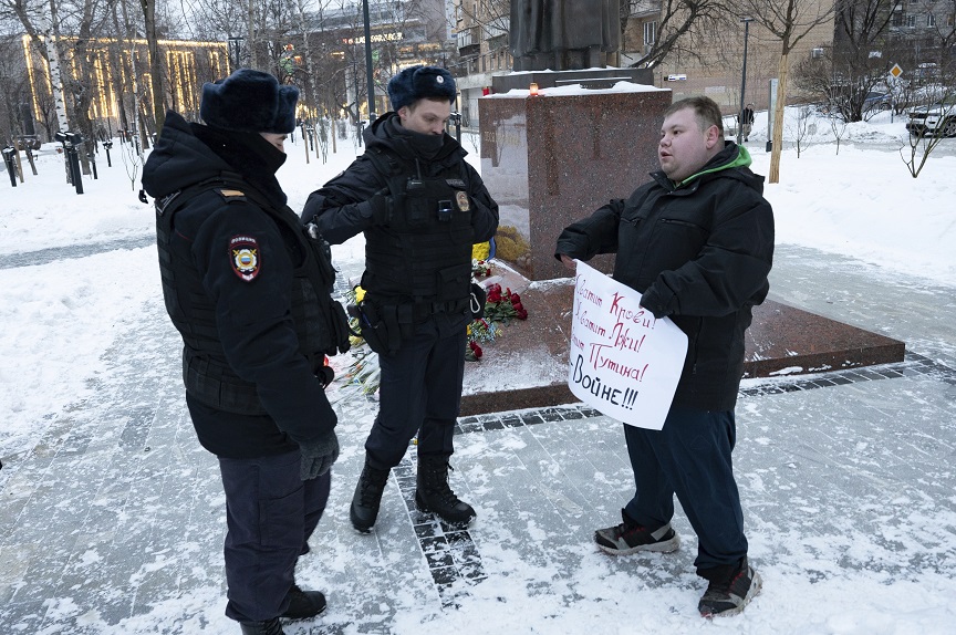 Ρωσία: Συλλήψεις και αντιπολεμικές διαδηλώσεις από την Αγία Πετρούπολη έως τη Σιβηρία