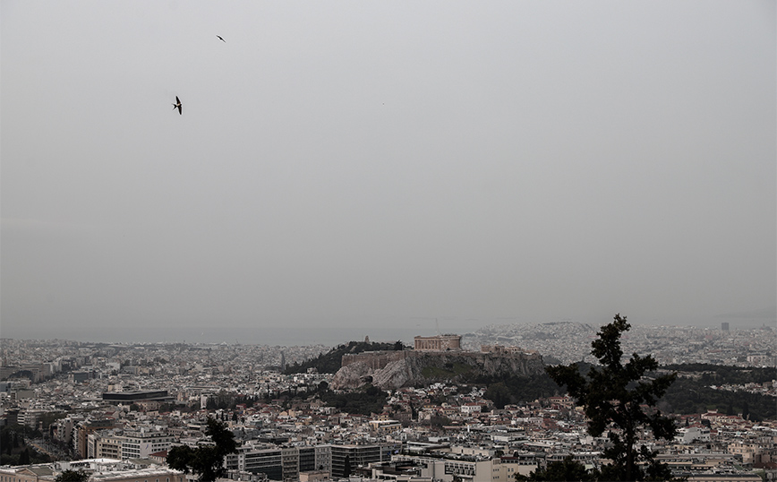 Καιρός: Ζέστη, σκόνη και λασποβροχές