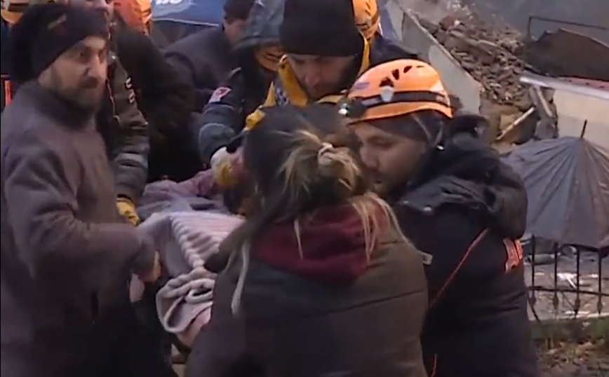 Σεισμοί στην Τουρκία: Συγκλονιστικές εικόνες από τη διάσωση 24χρονης μετά από 27 ώρες στα συντρίμμια
