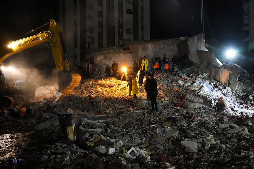 Σεισμός στην Τουρκία και τη Συρία: Πάνω από 4.800 οι νεκροί &#8211; Νύχτα αγωνίας με κραυγές θαμμένων στα ερείπια και δάκρυα