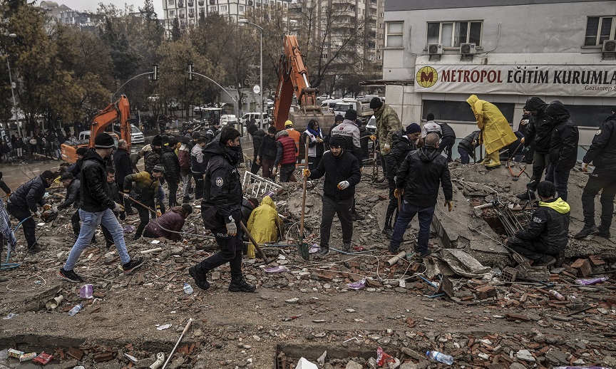 Στους 3.823 οι νεκροί σε Τουρκία και Συρία από τους φονικούς σεισμούς