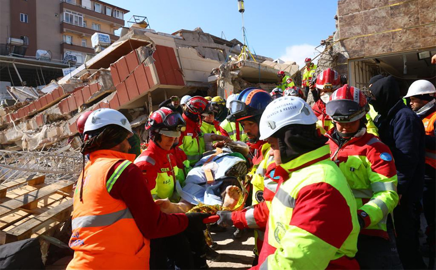 Σεισμός στην Τουρκία: Μια 40χρονη γυναίκα ανασύρθηκε ζωντανή μετά από 104 ώρες – Της έδιναν νερό και χυμό από λάστιχο