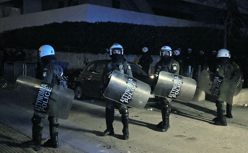ΕΛ.ΑΣ. για τα επεισόδια στον ημιτελικό Παναθηναϊκού – Ολυμπιακού στο Μαρούσι: «Έριχναν πέτρες, μπουκάλια και βαρελότα»