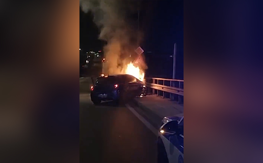 Αστυνομικοί διέσωσαν τον οδηγό από το φλεγόμενο αμάξι στη Πέτρου Ράλλη