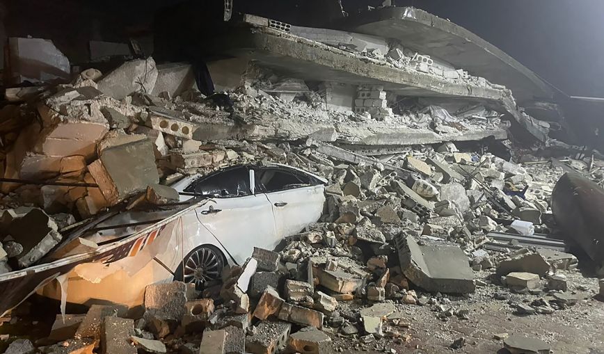 Κτίριο ανασηκώθηκε από τον σεισμό στην Τουρκία και… προσγειώθηκε σε αυτοκίνητα – Συγκλονιστικές εικόνες
