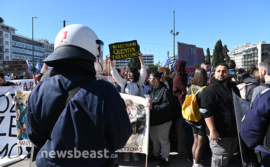 Διαμαρτυρία καλλιτεχνών αυτή την ώρα στο Σύνταγμα Διαμαρτυρία καλλιτεχνών αυτή την ώρα στο Σύνταγμα