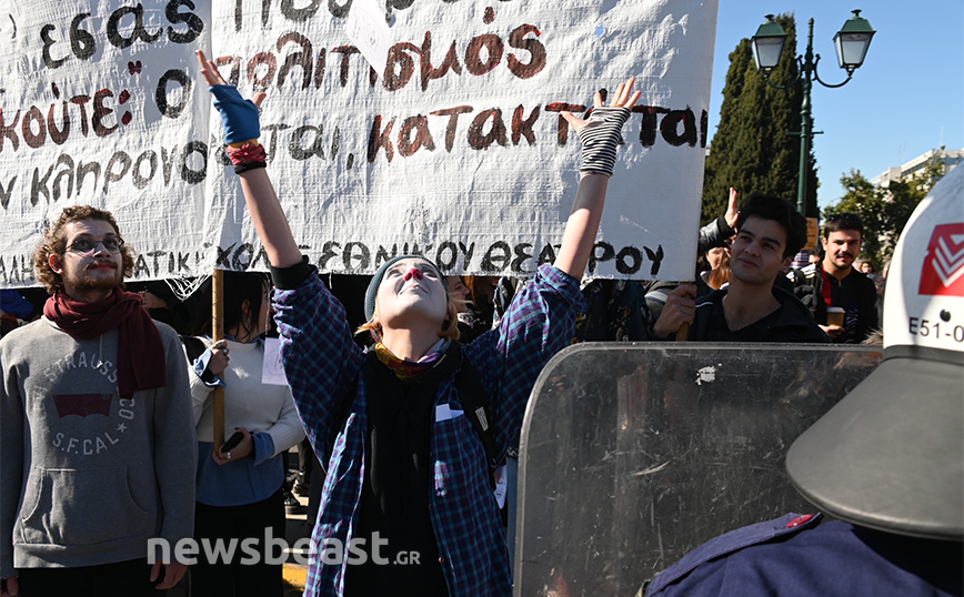 Διαμαρτυρία καλλιτεχνών αυτή την ώρα στο Σύνταγμα – «Κάτω τα ξερά σας από το μέλλον μας»