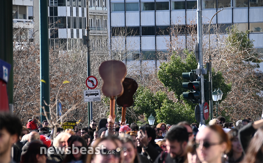 Ολοκληρώθηκε η διαμαρτυρία των καλλιτεχνών στο κέντρο της Αθήνας – Αποκαταστάθηκε η κυκλοφορία των οχημάτων