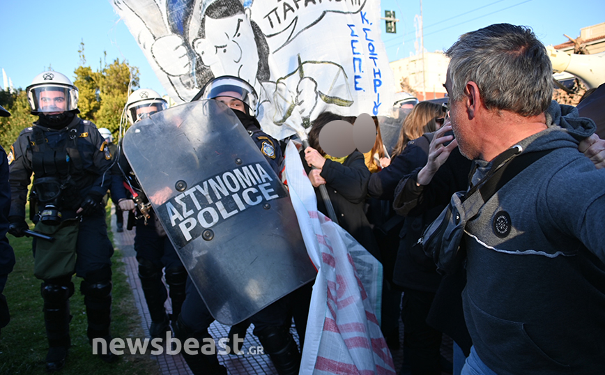 Ένταση και χημικά σε διαμαρτυρία για την Παιδεία στο Μέγαρο Μουσικής &#8211; Κλειστή η Κηφισίας