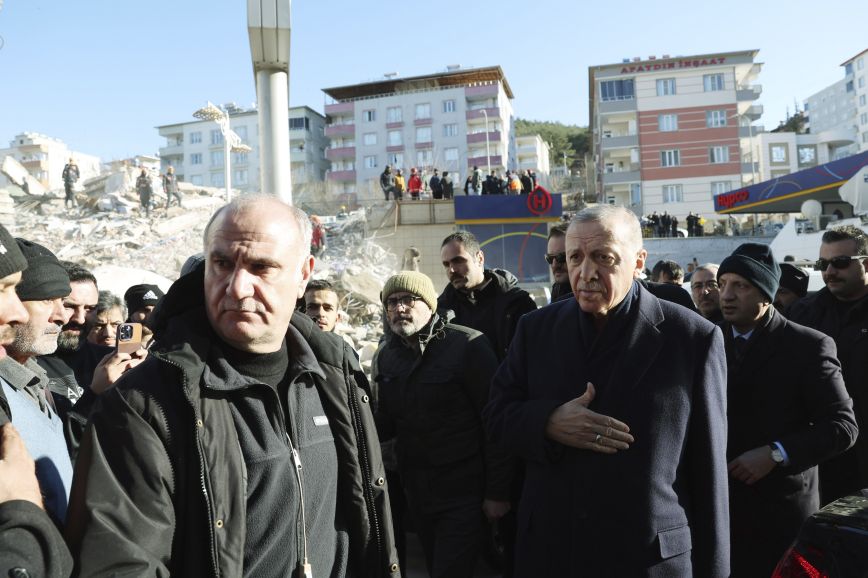 Ο Ερντογάν αντιμέτωπος με την οργή των σεισμοπαθών στην Τουρκία: «Μην έρθεις εδώ να ζητήσεις ψήφους» &#8211; «Ντροπή σας!»