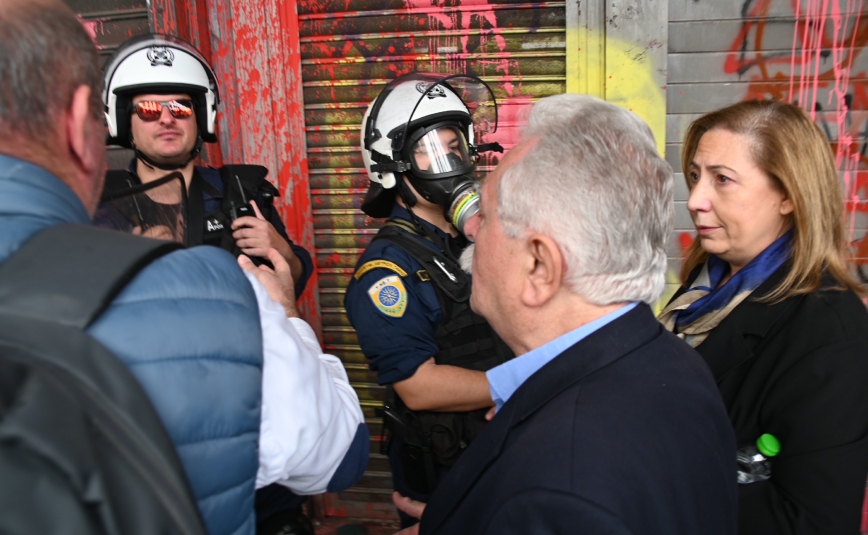 Ένταση και χημικά στο υπουργείο Εργασίας με έναν τραυματία – Δύο προσαγωγές