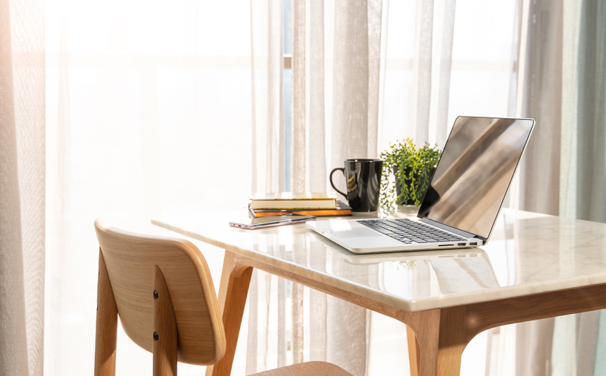 τραπέζι με υπολογιστή τραπέζι με υπολογιστή