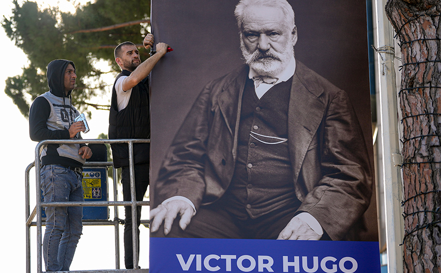 Ακροδεξιοί φοιτητές έβαψαν άσπρο το άγαλμα του Βίκτωρα Ουγκώ γιατί ήταν πολύ&#8230; σκούρο