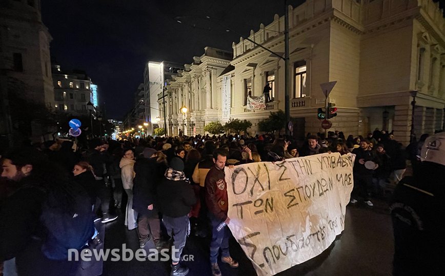 Κινητοποιήσεις καλλιτεχνών: Συγκέντρωση διαμαρτυρίας μπροστά από το Εθνικό – Έκλεισε η Αγίου Κωνσταντίνου
