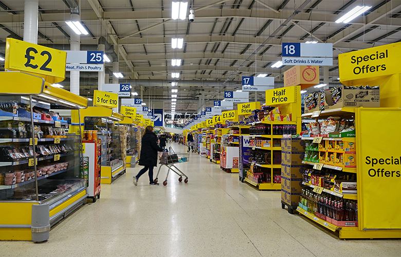 Οι Βρετανοί «σφίγγουν το ζωνάρι στα σούπερ μάρκετ» λόγω του υψηλού πληθωρισμού