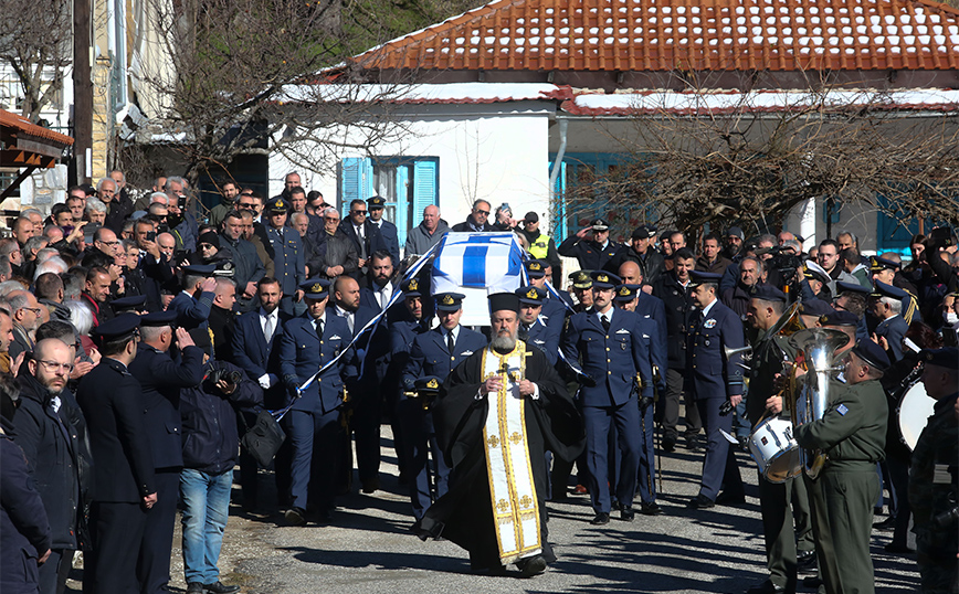 Στάθης Τσιτλακίδης: Αυτή την ώρα το τελευταίο αντίο στον πιλότο – Τραγικές φιγούρες οι γονείς του και η αρραβωνιαστικιά του