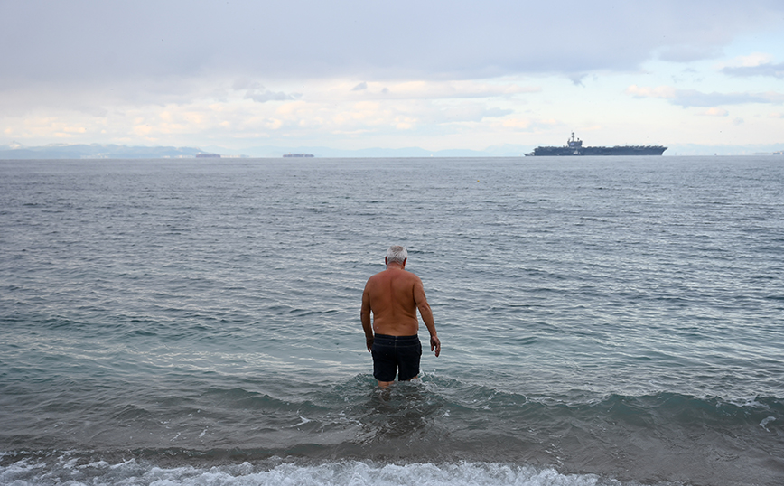 Χειμερινή κολύμβηση στην παραλία του Αλίμου Χειμερινή κολύμβηση στην παραλία του Αλίμου