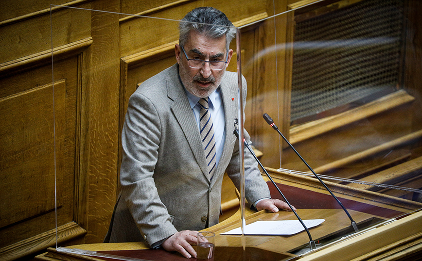Βουλευτής του ΣΥΡΙΖΑ διέκοψε τη συνεδρίαση της Επιτροπής Δεοντολογίας για να ρωτήσει εάν πρέπει να ψηφίσει