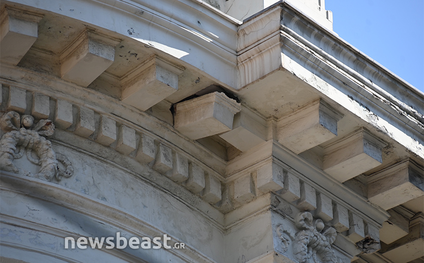 Ξεκόλλησε κομμάτι από κτίριο στη Σταδίου – Δείτε φωτογραφίες στο Newsbeast