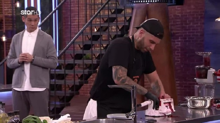 MasterChef &#8211; Πορφύρης: «Αυτή η σχέση μεταξύ Αριστοτέλη και μαντολίνου είναι σαν του Facebook το “είναι περίπλοκο” &#8211; Ένας από τους δυο δεν το ξέρει»