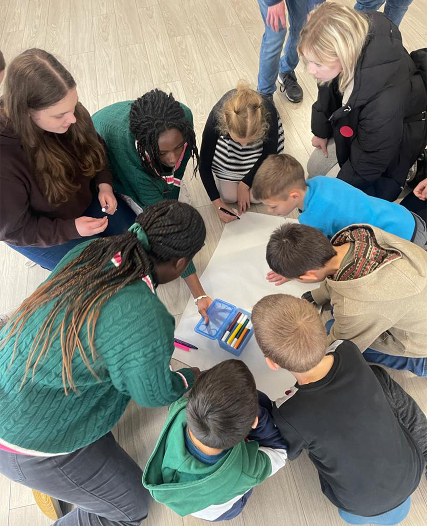 Μαθητές από σχολεία της Ευρώπης συνταντούν προσφυγόπουλα από την Ουκρανία, στη δομή φιλοξενίας της Ελευσίνας Μαθητές από σχολεία της Ευρώπης συνταντούν προσφυγόπουλα από την Ουκρανία, στη δομή φιλοξενίας της Ελευσίνας