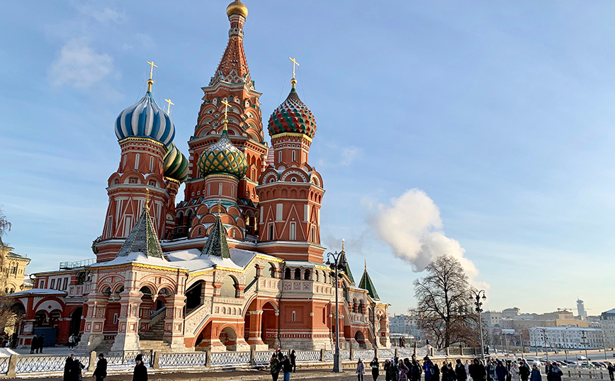 Συνελήφθη Αμερικανίδα που αγόρασε μοσχάρι και το έβγαλε βόλτα στην Κόκκινη Πλατεία της Μόσχας